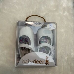 White baby girl shoes with flower